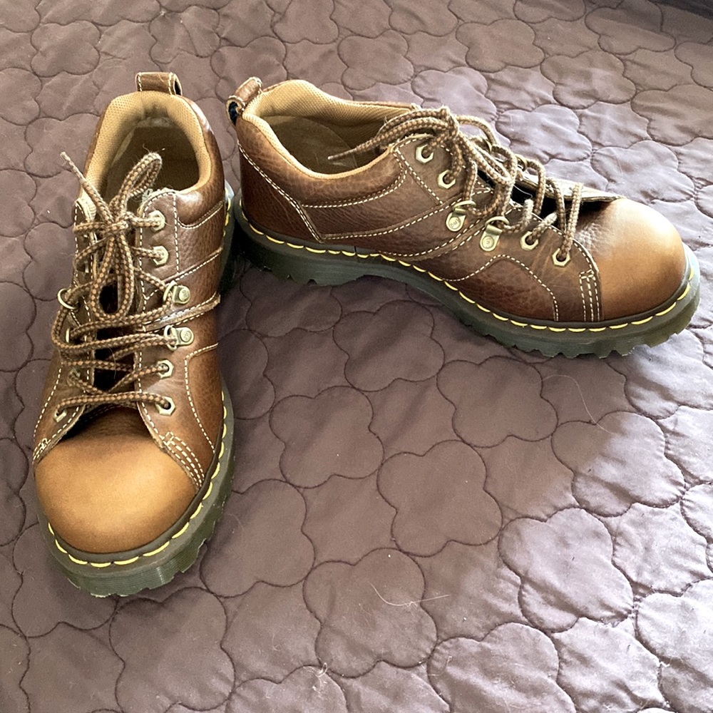 Dr Martens Finnegan Hiking Shoes brown never worn US9 EU41 UK7